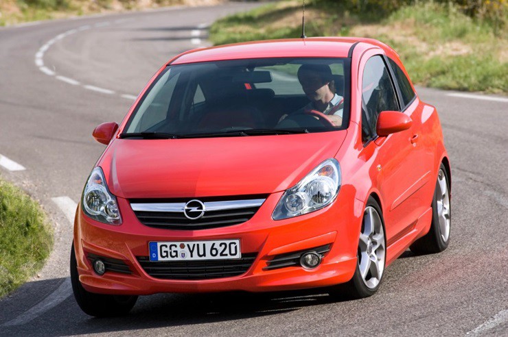 Chiếc xe&nbsp;đầu tiên của Rodri là chiếc Opel Corsa cũ mà anh mua lại từ một bà lão