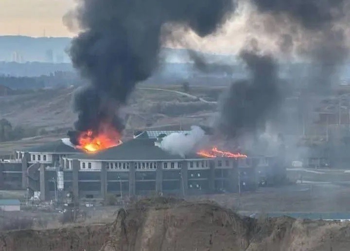 Vụ cháy được cho là ở Học viện Lực lượng Đặc nhiệm Nga tại Gudermes, Chechnya hôm 29/10 (ảnh: Kyiv Independent)