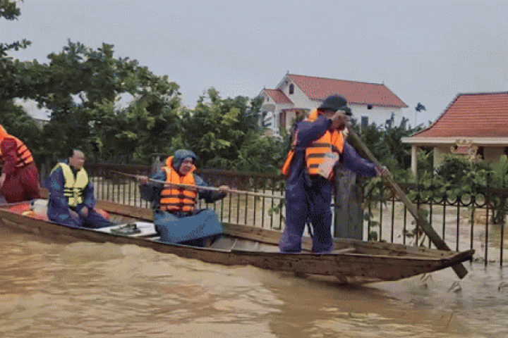 Đội cứu hộ tập trung hỗ trợ người dân Quảng Bình trong đợt lũ lịch sử