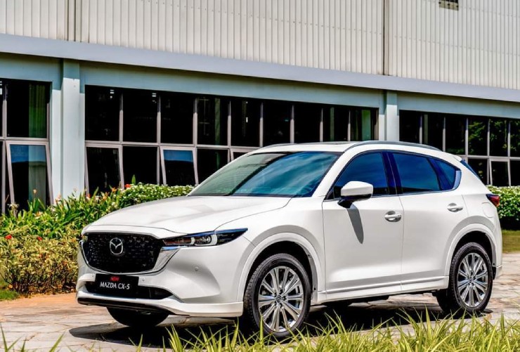 Ngoại thất Mazda CX-5 2024 nổi bật với&nbsp;những đường nét thiết kế bằng cách tạo hình 3D, ở mọi góc độ, với các chi tiết nổi khối, sắc nét.&nbsp;
