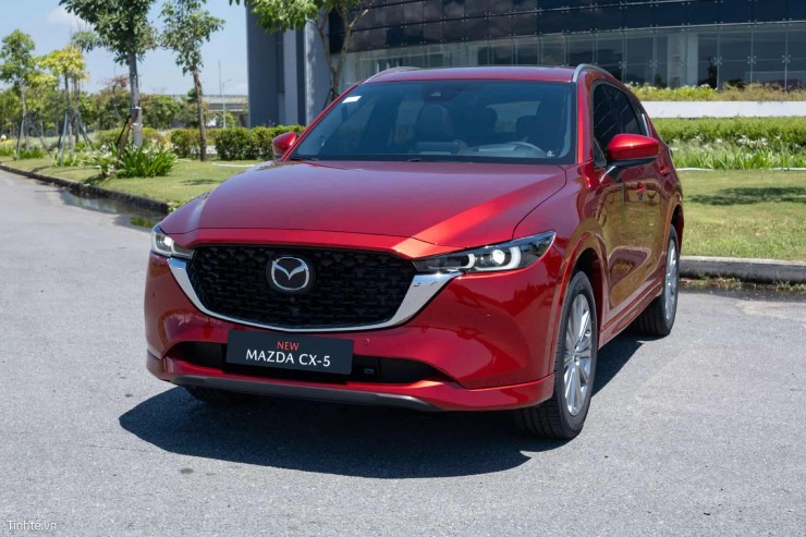 Lưới tản nhiệt của Mazda CX-5 2024&nbsp;được làm mới với thiết kế xếp tầng, tạo hiệu ứng 3D đặc sắc. Đường viền lưới tản nhiệt đặc trưng&nbsp;“Signature Wing”&nbsp;kích thước lớn, mang nét&nbsp;đặc trưng của thương hiệu Mazda được nối liền với cụm đèn trước LED có họa tiết đan xen vào nhau.
