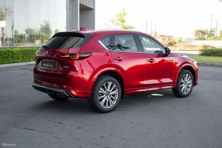 Điểm thay đổi ấn tượng khác trong khả năng vận hành của Mazda CX-5 2024 chính là ở&nbsp;việc tinh chỉnh hệ thống treo/ phuộc nhún mới. Với sự thay đổi này, CX-5 vận hành êm ái vượt trội.&nbsp;
