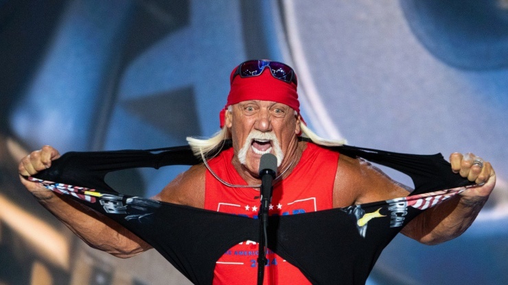 Khoảnh khắc biểu tượng đấu vật Hulk Hogan xé áo tại Đại hội Toàn quốc của đảng Cộng hòa vào tháng 7. Ảnh: Getty Images.