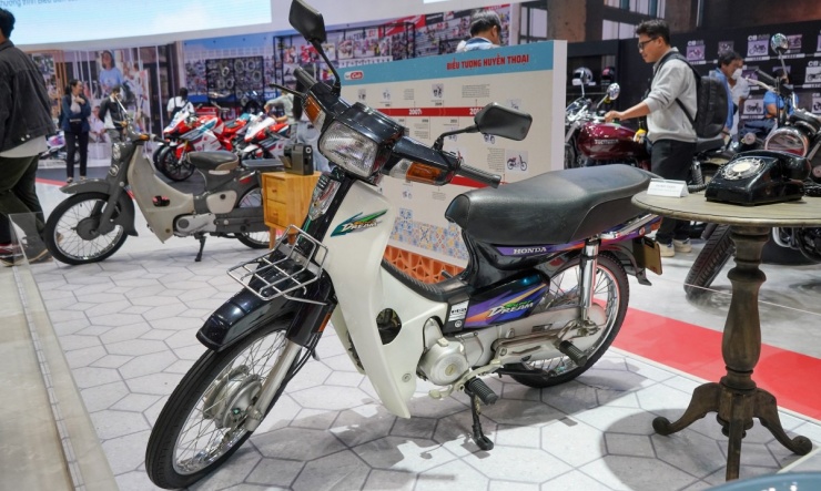 Một mẫu Super Dream nguyên bản được Honda Việt Nam trưng bày tại triển lãm ôtô Việt Nam (VMS) 2024. Bên cạnh đó là huyền thoại Super Cub 100.