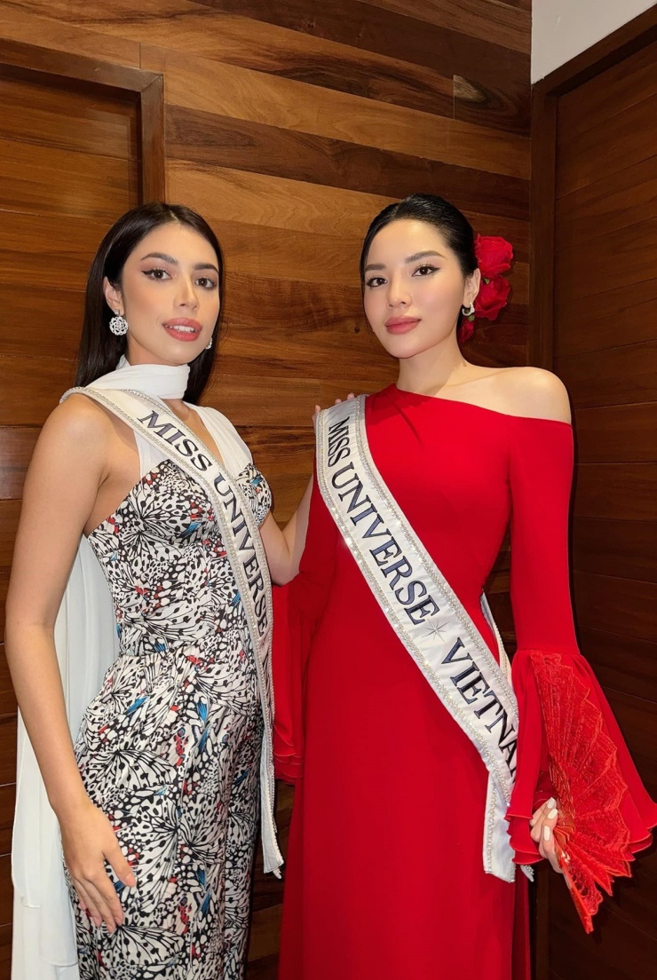 Kỳ Duyên hội ngộ thí sinh Indonesia (trái). Theo ban tổ chức, Miss Universe 2024 quy tụ 130 thí sinh.