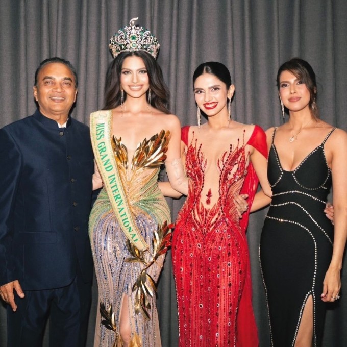 Ngày 28/10, cô Jennifer Gupta (ngoài cùng bên phải) đăng tải bức ảnh mừng con gái đăng quang Miss Grand International 2024 trên Instagram cùng chú thích: 'Chỉ chúng ta'. Jennifer tag tài khoản Instagram của Rachel Gupta và con gái út Rhea Gupta (đầm đỏ). Bức ảnh thu hút hơn 62.000 lượt yêu thích và hàng trăm bình luận khen ngợi gia đình tân hoa hậu.