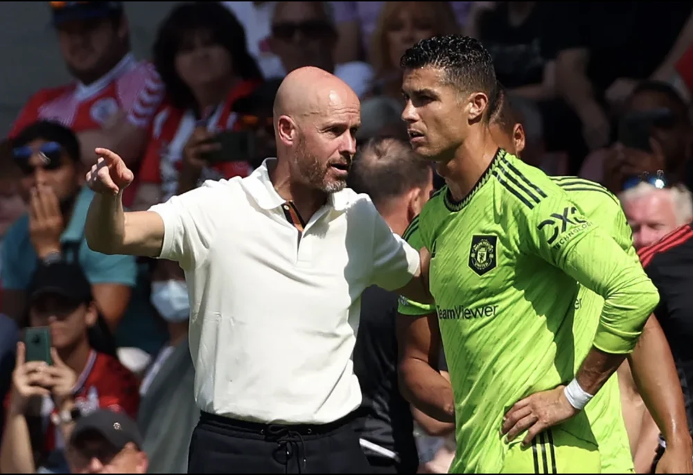 Ten Hag làm nhục Ronaldo bằng cách cấm siêu sao người Bồ Đào Nha vào phòng thay đồ MU. ẢNH: AFP