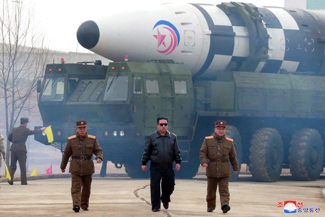 Chủ tịch Triều Tiên Kim Jong-un (giữa). (Ảnh: Reuters)