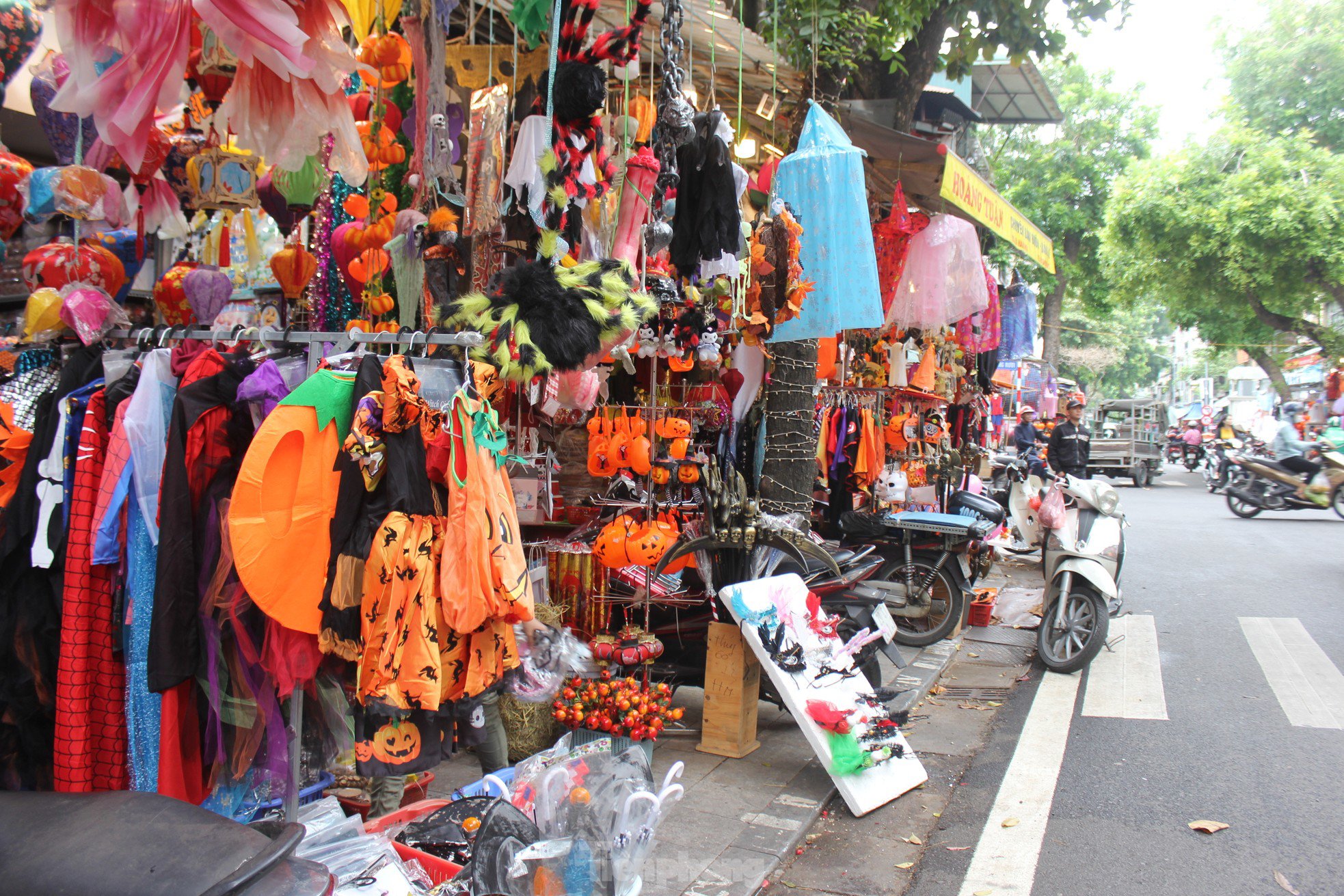 Mặc dù không khí halloween vô cùng rực rỡ và màu sắc, nhưng ông Hoàng Đoàn (tiểu thương phố Hàng Mã) cho hay năm nay lượng du khách đến phố Hàng Mã mua sắm và check-in giảm đến 80%.