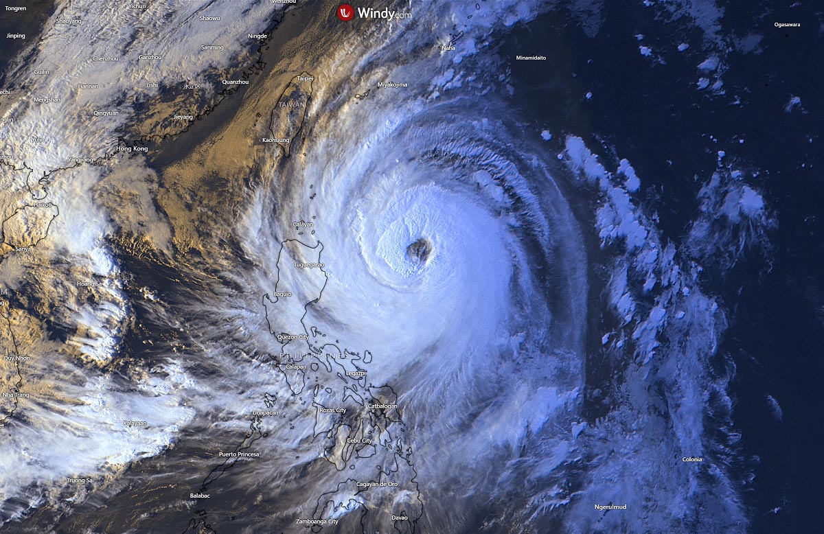 Hình ảnh vệ tinh siêu bão Kong-rey với mắt bão lớn. Ảnh: Windy.