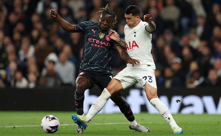 Tottenham (áo trắng) có thể gây ra khó khăn cho Man City