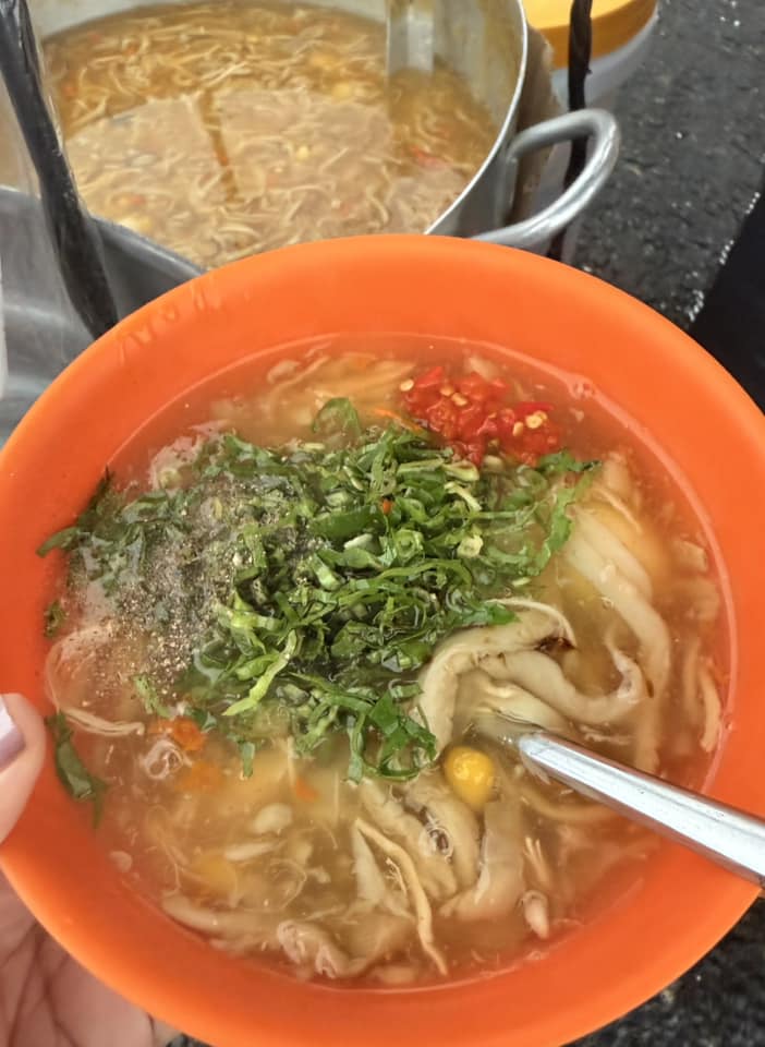 Bát soup cua 25.000 đồng nóng sốt thơm ngon tại chợ Đà Lạt. Ở đây còn có sữa đậu nành, bánh tráng nướng giá bình dân.