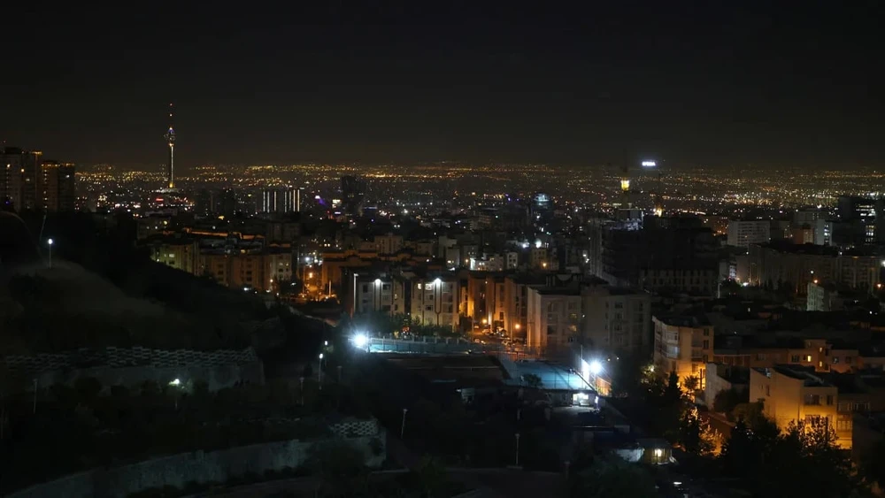 Toàn cảnh thủ đô Tehran (Iran) sau khi cuộc không kích của Israel ngày 26-10. Có thông tin Iran sẽ trả đũa Israel trước bầu cử Mỹ. Ảnh: WANA