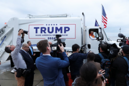 Ông Trump ngồi xe rác đi vận động, đáp trả phát ngôn ‘vạ miệng’ của ông Biden