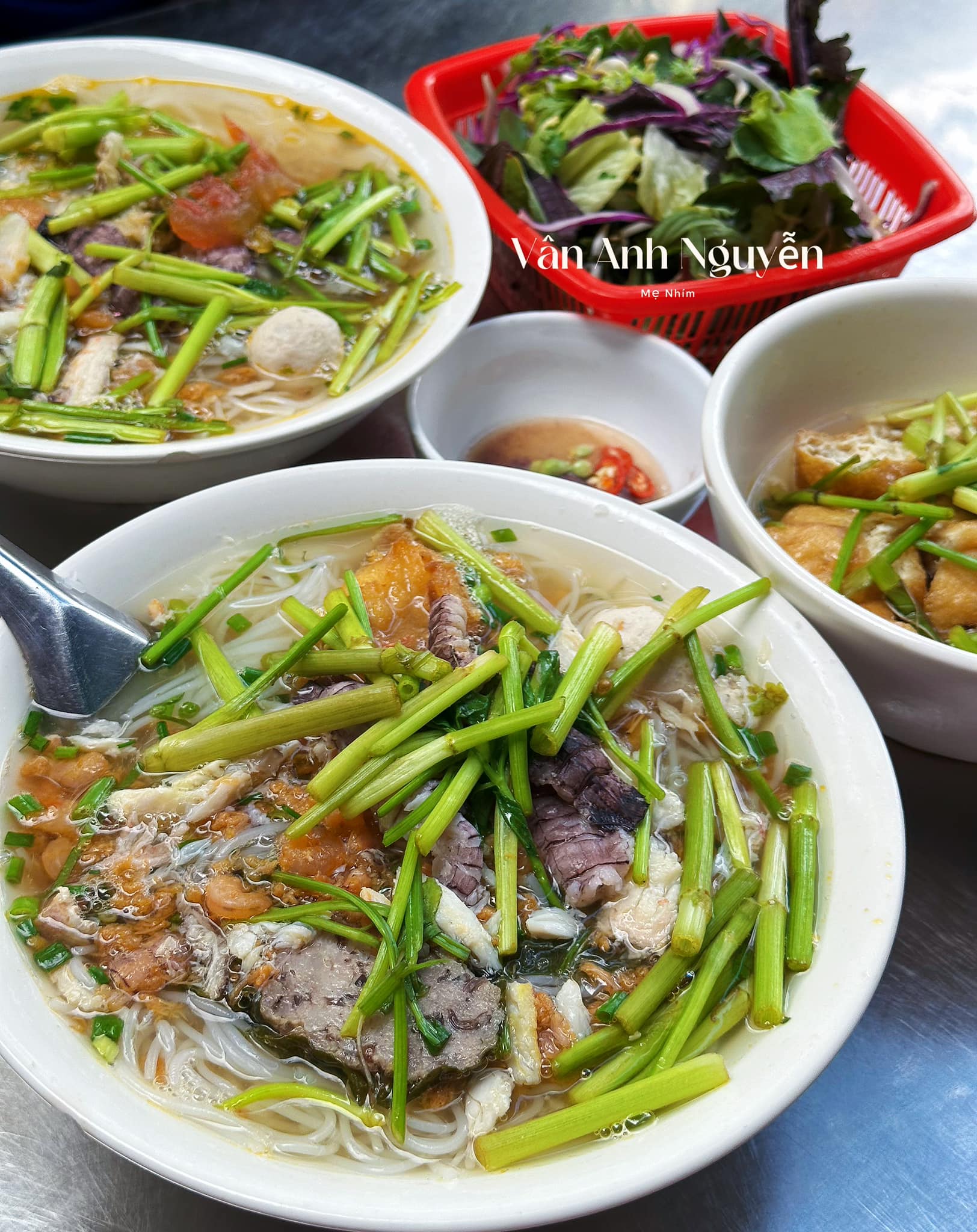 Bún Cù kỳ (Giếng Đồn)&nbsp;đậm đà hương vị biển. Topping bao gồm: chả mực, bề bề, mọc thịt...