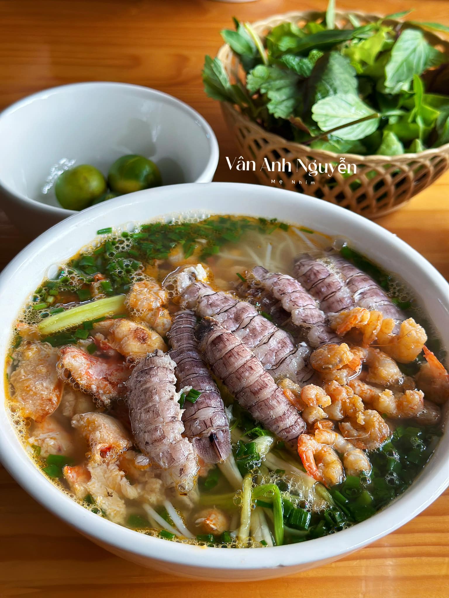 Bún hải sản đầy đủ topping&nbsp;với tôm, bề bề, chả mực... và nước được nấu 100% từ hải sản