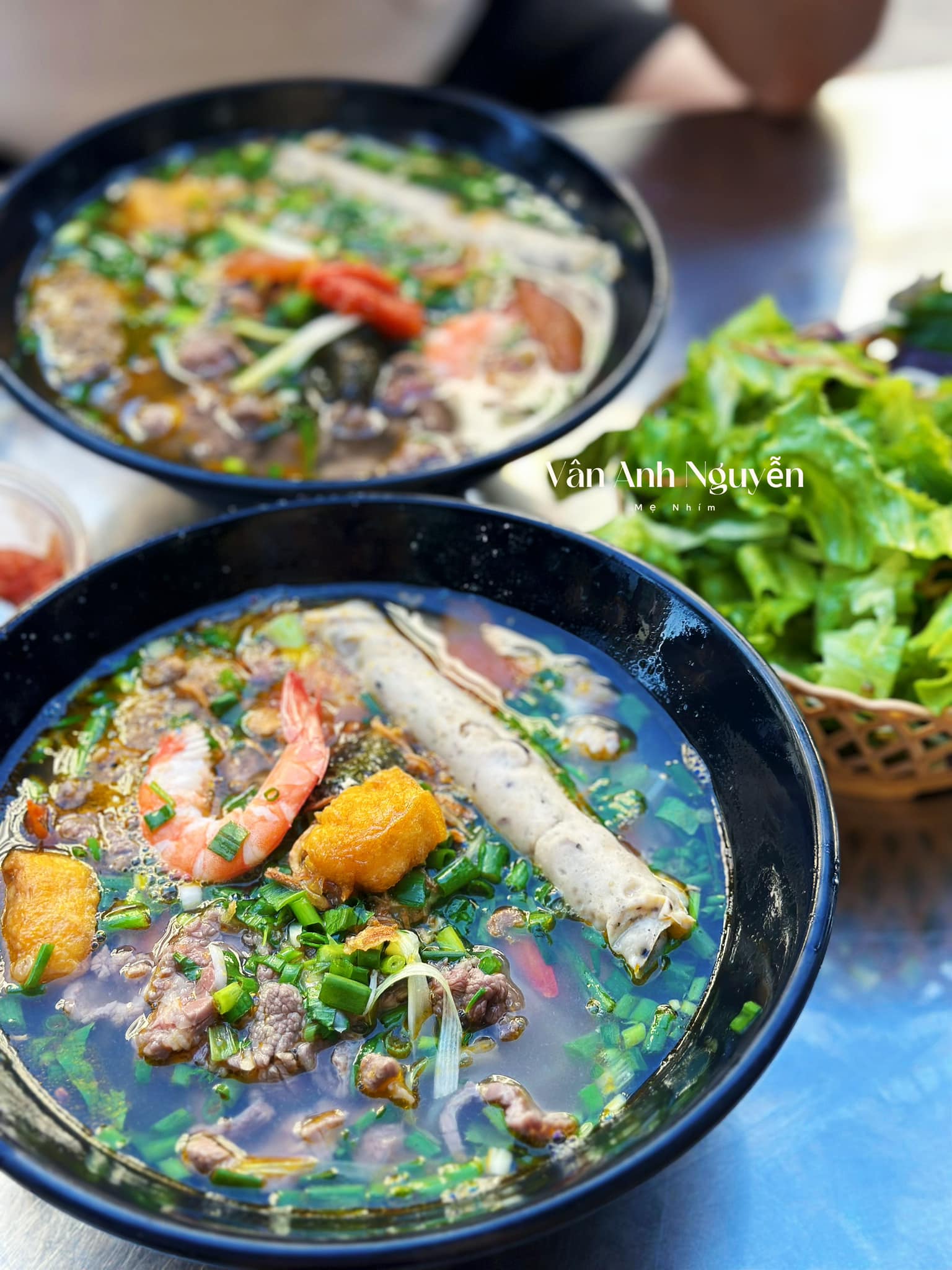 Quán bún riêu (Giếng Đồn) với nhiều topping hấp dẫn: tôm biển tươi, thịt bò, giò tai, đậu rán