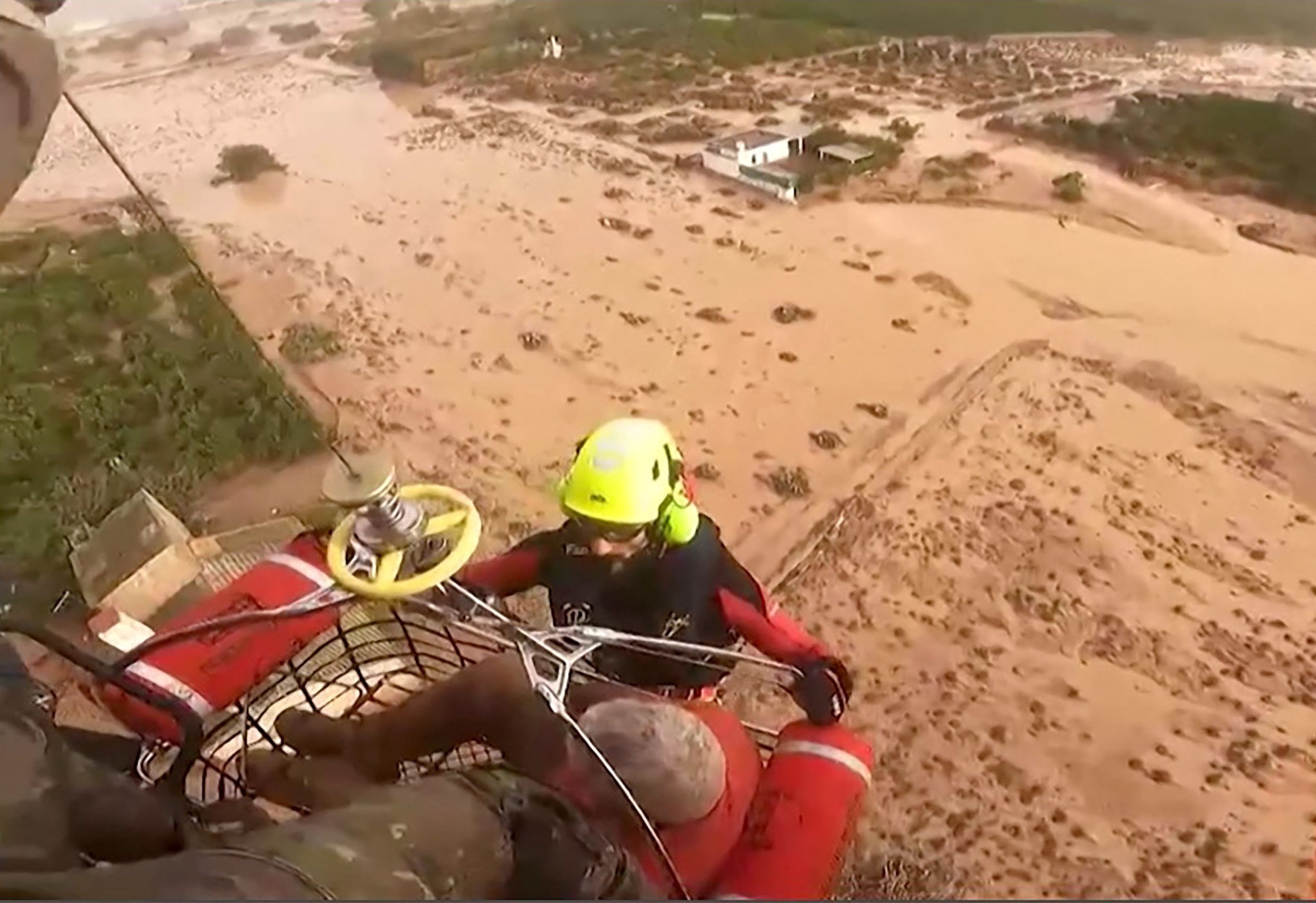 Trực thăng giải cứu người dân ở vùng ngập sâu. Ảnh: AFP