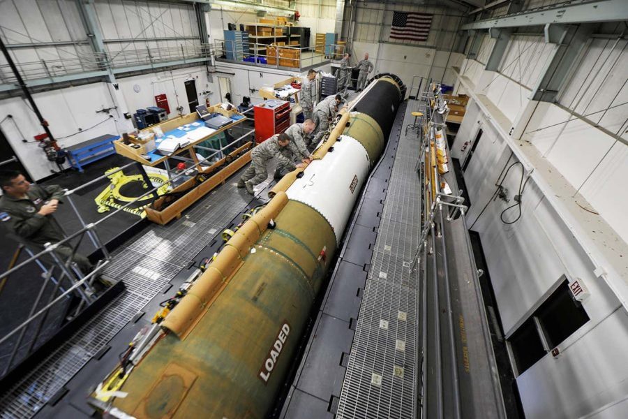 Quân nhân Mỹ đang lắp đặt một đường dây cáp mới cho một mẫu tên lửa Minuteman III cũ. Ảnh: Bộ Quốc phòng Mỹ