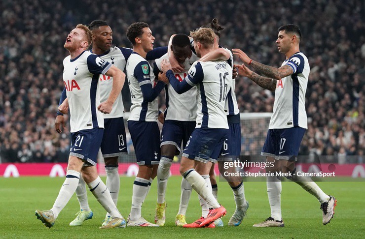 Tottenham loại Man City khỏi League Cup