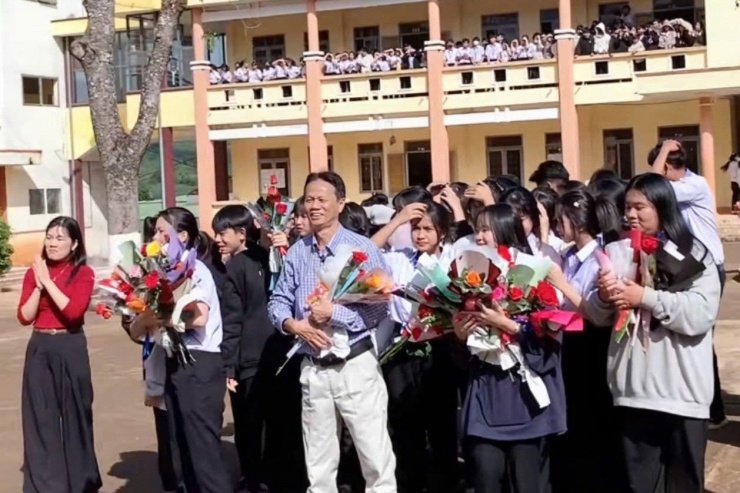 Ông Hoàng Minh Ngọc vô cùng bất ngờ và xúc động trước buổi chia tay của hàng ngàn học sinh và đồng nghiệp. Ảnh cắt từ clip