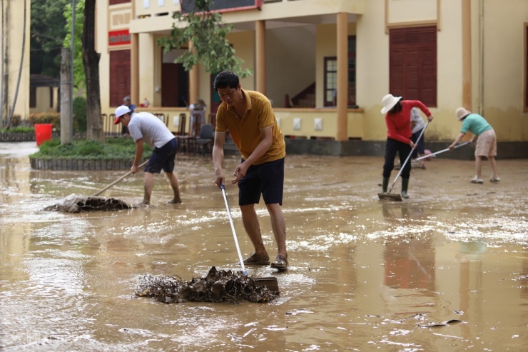 Dân Quảng Bình cấp tập dọn dẹp sau lũ, chuẩn bị cho đợt mưa lũ lớn từ đầu tuần sau