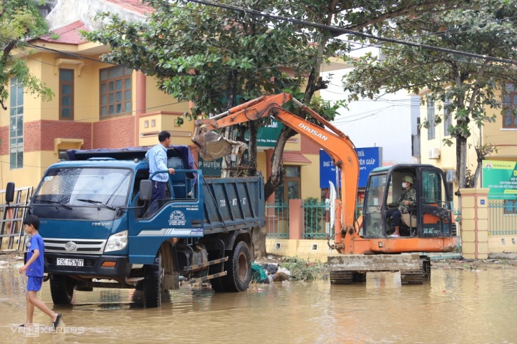 Dân Quảng Bình cấp tập dọn dẹp sau lũ, chuẩn bị cho đợt mưa lũ lớn từ đầu tuần sau