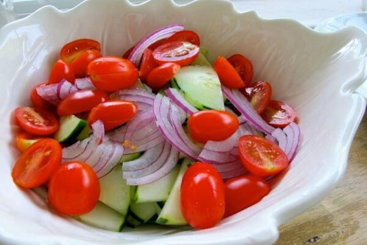 Salad cà chua bi hành tây dưa chuột.