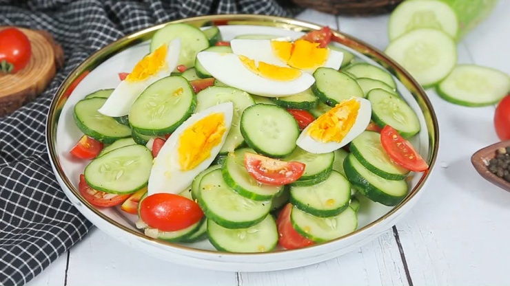 Salad cà chua trứng dưa chuột.