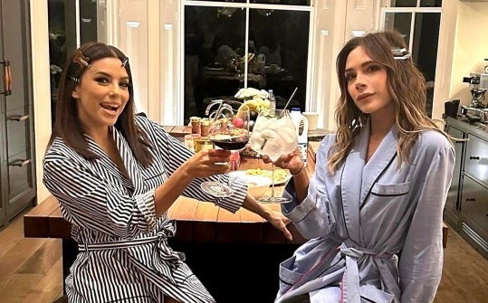 Eva Longoria và Victoria Beckham là bạn bè thân thiết hơn một thập kỷ qua. Eva cũng là mẹ đỡ đầu của con gái út nhà Becks.