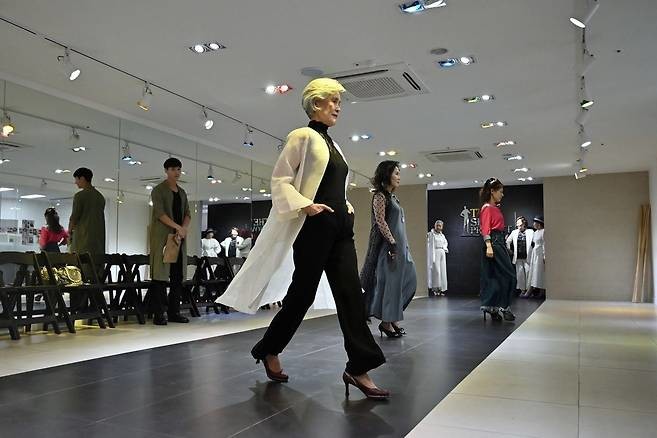 Choi Soon Hwa tập catwalk tại học viện người mẫu cao cấp năm 2019. Bà ra mắt chính thức tại Tuần lễ thời trang Seoul năm 2018 và gây chú ý. Ảnh: Yonhap