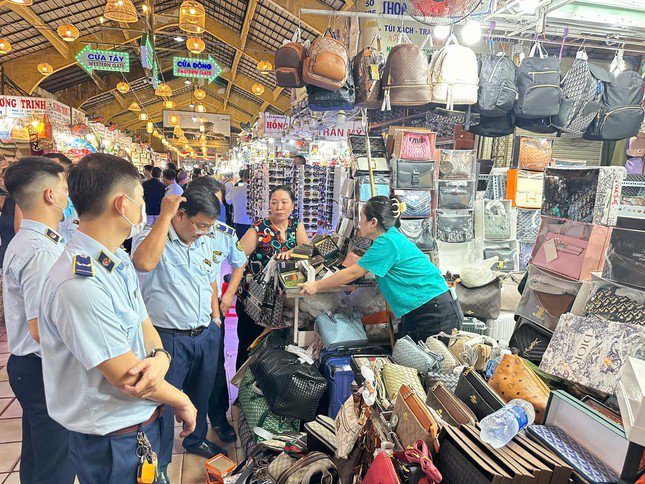 Hàng giả, hàng nhái tràn lan chợ Bến Thành, tiểu thương 