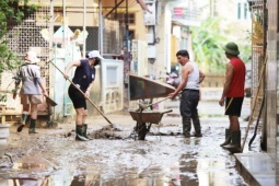 Dân Quảng Bình cấp tập dọn dẹp sau lũ, chuẩn bị cho đợt mưa lũ lớn từ đầu tuần sau