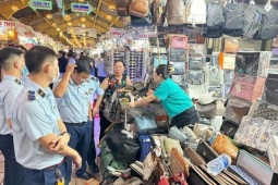 Hàng giả, hàng nhái tràn lan chợ Bến Thành, tiểu thương "sập cửa" trốn tránh lực lượng chức năng