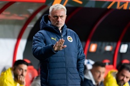 Mourinho bị học trò đốn ngã trên sân, huyền thoại Chelsea "vui mừng"