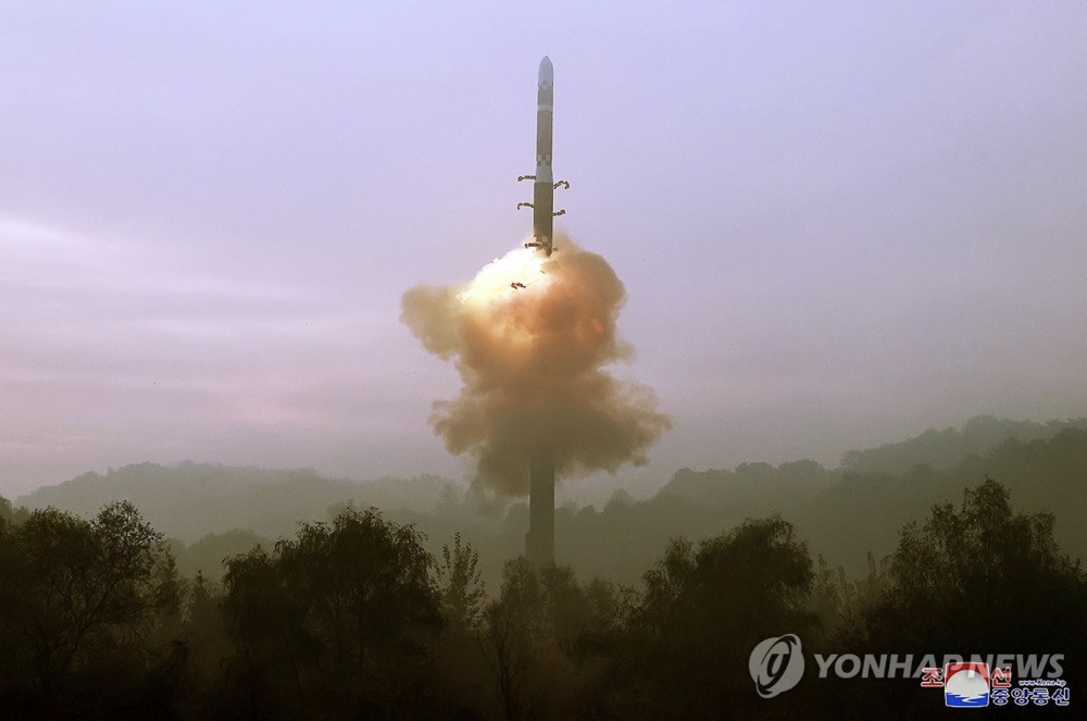 Khoảnh khắc ICBM Triều Tiên rời bệ phóng hôm 31/10. Ảnh: Yonhap/KCNA.