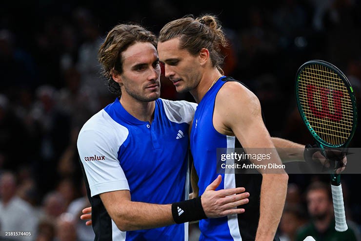 Zverev (bên phải) thắng nhanh Tsitsipas