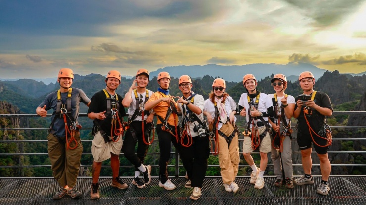 Travel blogger Việt: Ở nhà tổ chim, đu zipline ngắm đá vôi tại Lào - 1