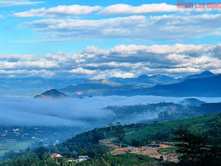 Theo người dân địa phương, ở Khánh Sơn có thể ngắm mây quanh năm. Thời điểm phù hợp là từ 5 giờ 45 đến khoảng 7 giờ sáng (tùy ngày). Mỗi mùa đều có một vẻ đẹp riêng. Để có những trải nghiệm trọn vẹn, du khách cần xem thời tiết trước khi xuất hành để tránh những ngày mưa.