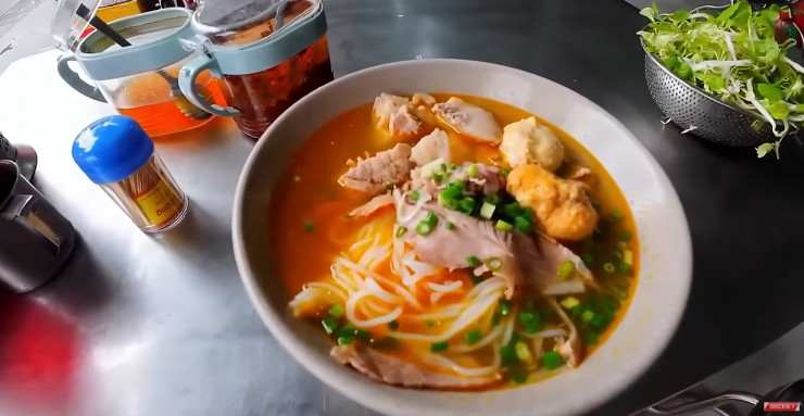Món bún bò Huế được vị khách Tây đánh giá cao