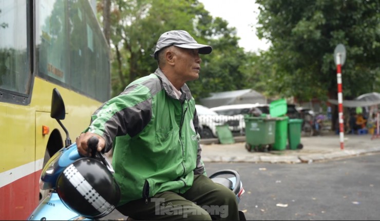 Ông Hòa vừa mừng vừa lo khi nghe tin Hà Nội dự kiến hạn chế phương tiện giao thông gây ô nhiễm tại 5 khu vực từ đầu năm 2025, tiến tới cấm xe máy tại các quận từ năm 2030.