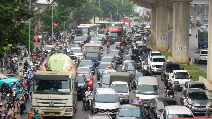 Liên quan đến vấn đề hạn chế phương tiện giao thông gây ô nhiễm môi trường, UBND TP Hà Nội đang lấy ý kiến của người dân nhằm hoàn thiện dự thảo Nghị quyết tiêu chí, điều kiện, trình tự, thủ tục xác định vùng phát thải thấp (LEZ), sau khi Luật Thủ đô năm 2024 được Quốc hội thông qua.