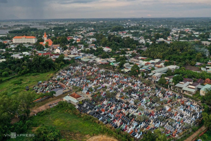 Đêm linh thiêng tại Xóm đạo Tha La: Hàng nghìn giáo dân thắp nến tưởng nhớ người thân