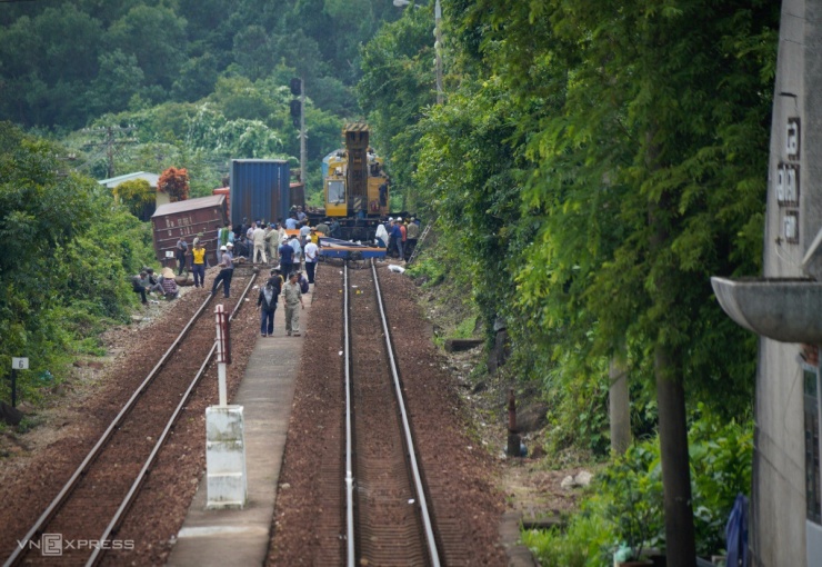 Tàu chở hàng trật bánh suốt 2 km trên đèo Hải Vân, đường sắt Bắc Nam tê liệt 15 giờ