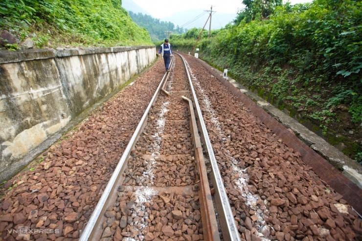 Tàu chở hàng trật bánh suốt 2 km trên đèo Hải Vân, đường sắt Bắc Nam tê liệt 15 giờ