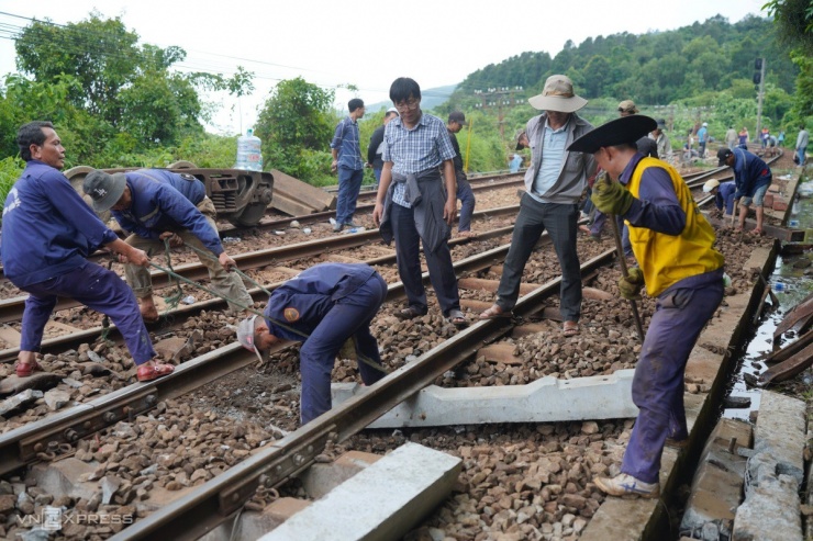 Tàu chở hàng trật bánh suốt 2 km trên đèo Hải Vân, đường sắt Bắc Nam tê liệt 15 giờ