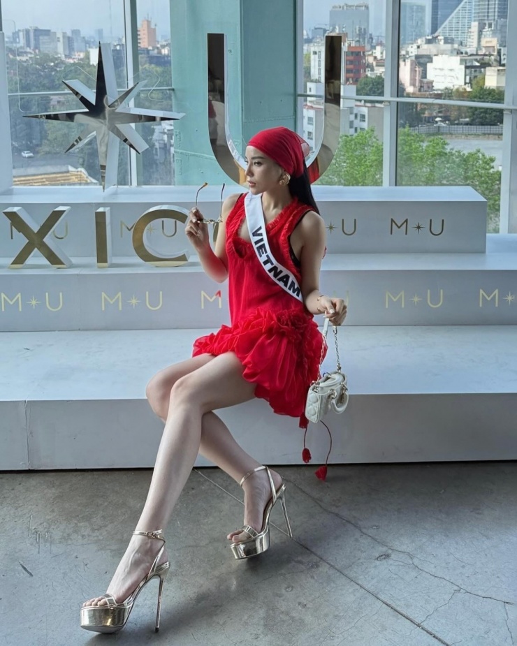 Kỳ Duyên khoe outfit trong một hoạt động của Miss Universe. Hoa hậu khoe chân thon cùng váy ngắn, đi giày sandals gần 20 cm lênh khênh để tăng chiều cao. Bộ cánh tông đỏ giúp cô gây chú ý.