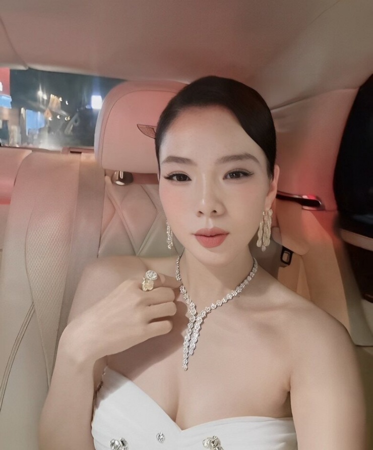 Nữ ca sĩ mệnh danh là "bà trùm kim cương" của showbiz Việt.