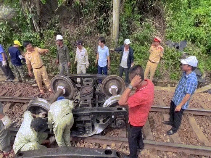 Tàu chở hàng trật bánh suốt 2 km trên đèo Hải Vân, đường sắt Bắc Nam tê liệt 15 giờ