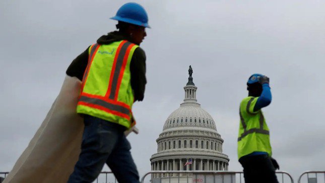 Công nhân xây dựng gần Điện Capitol ở Washington, DC. Ảnh: Reuters.